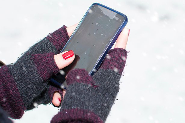 Sử dụng smartphone ngoài trợi lạnh là nguyên nhân dẫn đến hoạt động pin giảm sút.