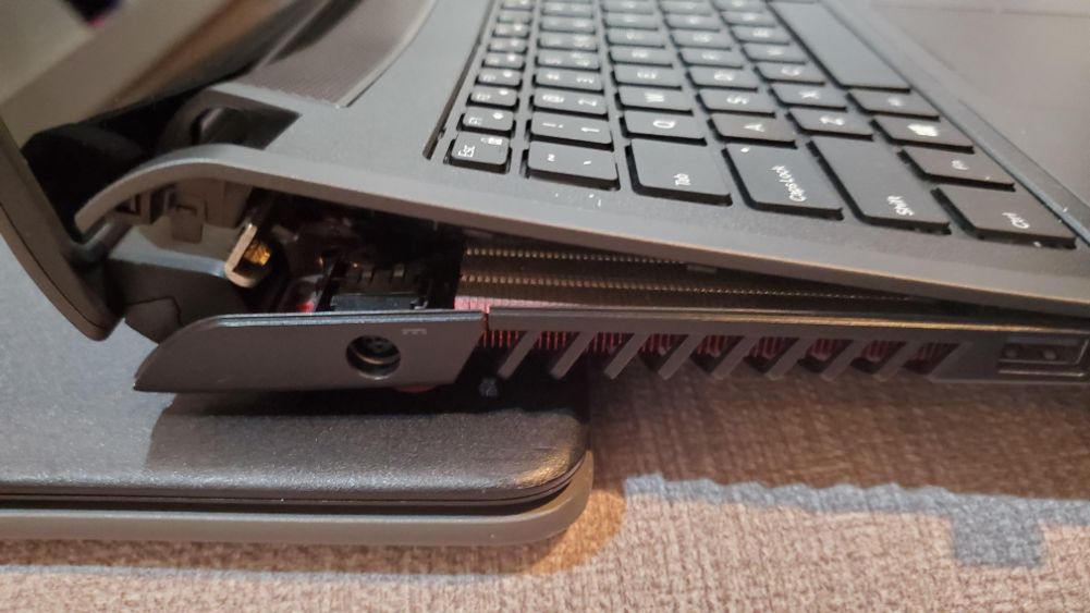 Bản lề laptop là bộ phận gì?